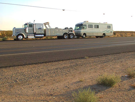 Le remorquage en plein désert de Mojave! Fait chaud en titi dans le coin, croyez-moi!