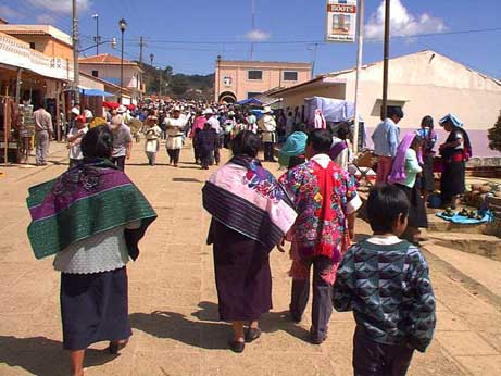 Habits et costumes mayas traditionnels 