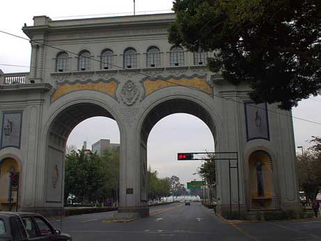 À Ajijic, la nature a fabriqué une espèce de tunnel naturel dont les arbres vont d’un côté à l’autre de la rue! Spécial! 